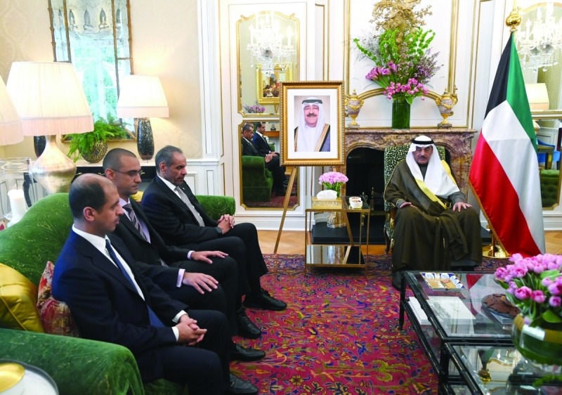 Crown Prince meets Kuwaiti officials and students in London, conveys Amir’s greetings