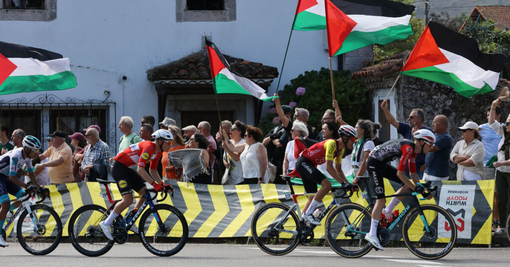 Cycling-Spain’s PM praises pro-Palestinian protesters as Vuelta race nears end