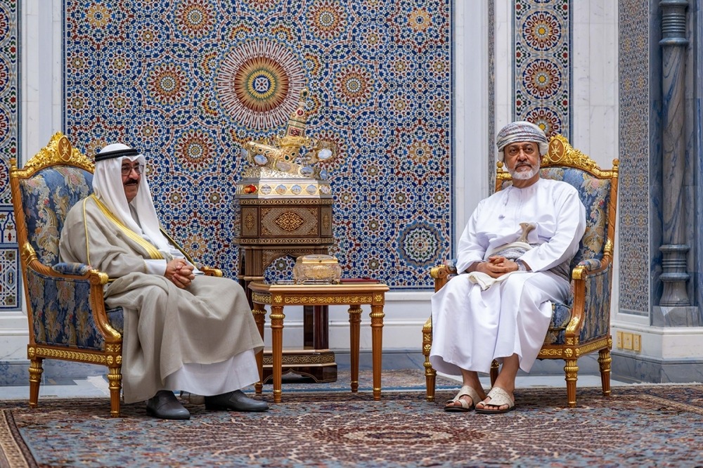 Kuwait Amir arrives in Oman for a fraternal visit